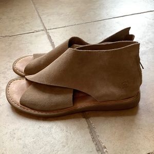 Born sandals